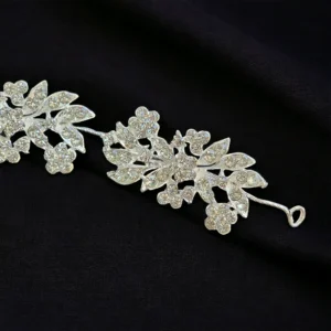 Снимка на сребърно украшение от близо