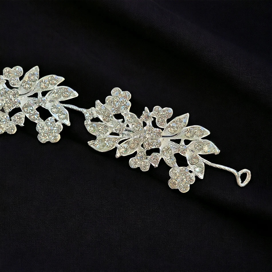 Снимка на сребърно украшение от близо