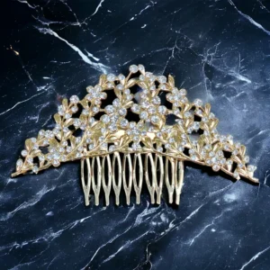 Изящен златен гребен на мраморен плот