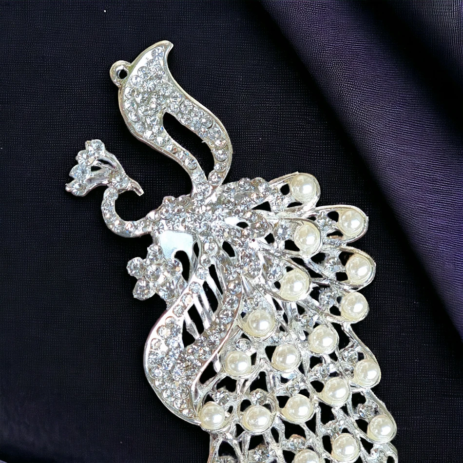 Птица с перли на опашката