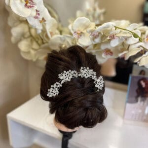 Сребристо украшение показано върху прическа