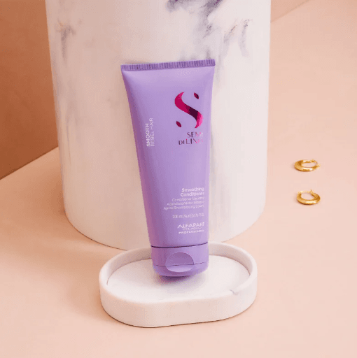 Изглаждащ балсам за непокорна коса Semi Di Lino Smooth